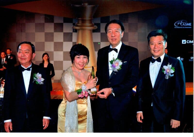 Bee Choo Presented with Award by Minister Teo Chee Hean